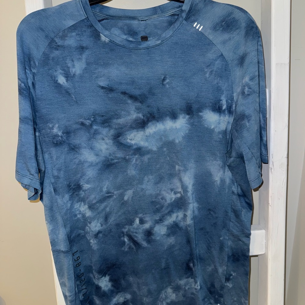 Men’s Size Large Lululemon Blue Tie-Dye T-Shirt